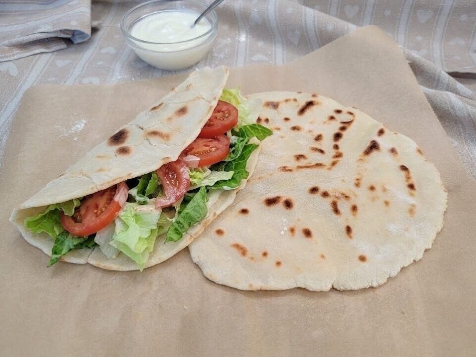 Piadina allo yogurt senza glutine. Una piadina facilissima da stendere, perfetta da farcire o da gustare assoluta. 
