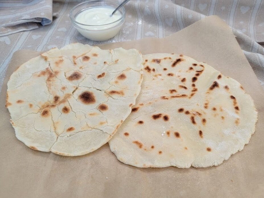 Piadina allo yogurt senza glutine. Una piadina facilissima da stendere, perfetta da farcire o da gustare assoluta. 