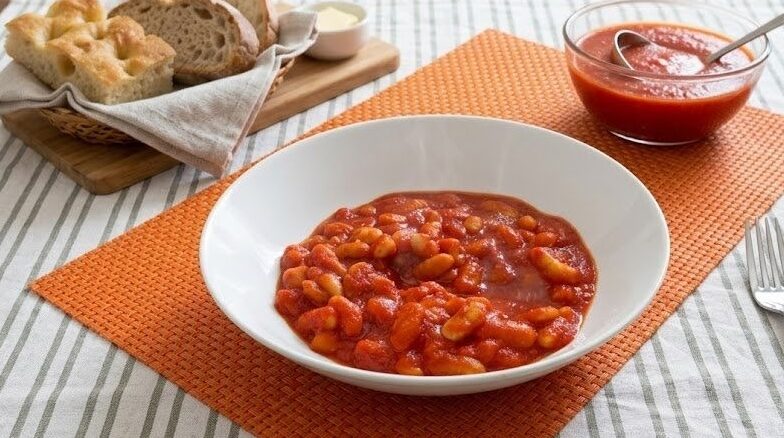 I fagioli al pomodoro sono un piatto comodissimo e gustosissimo. Spesso vado di fretta, quindi per questa ricetta ho utilizzato i fagioli precotti: in mezz'ora avrete un piatto completo e molto nutriente.