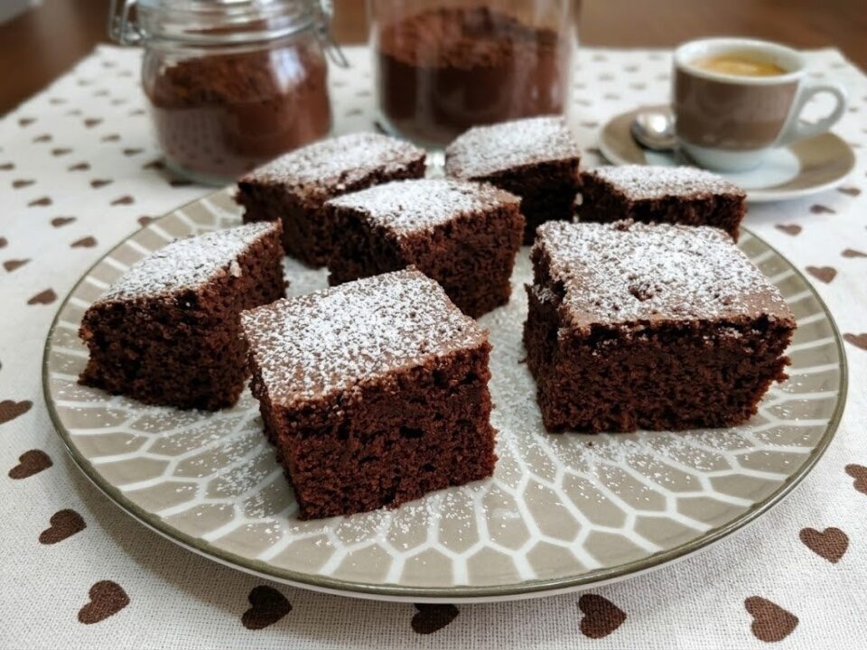 Oggi condivido con voi la mia versione della torta all’acqua al cacao in friggitrice ad aria. Una golosità facilissima.