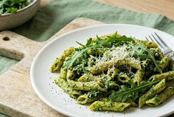 Penne al Pesto di Rucola: il primo salva-cena pronto in 10 minuti. Un'idea dell'ultimo minuto che sia fresca, leggera e ricca di sapore.
