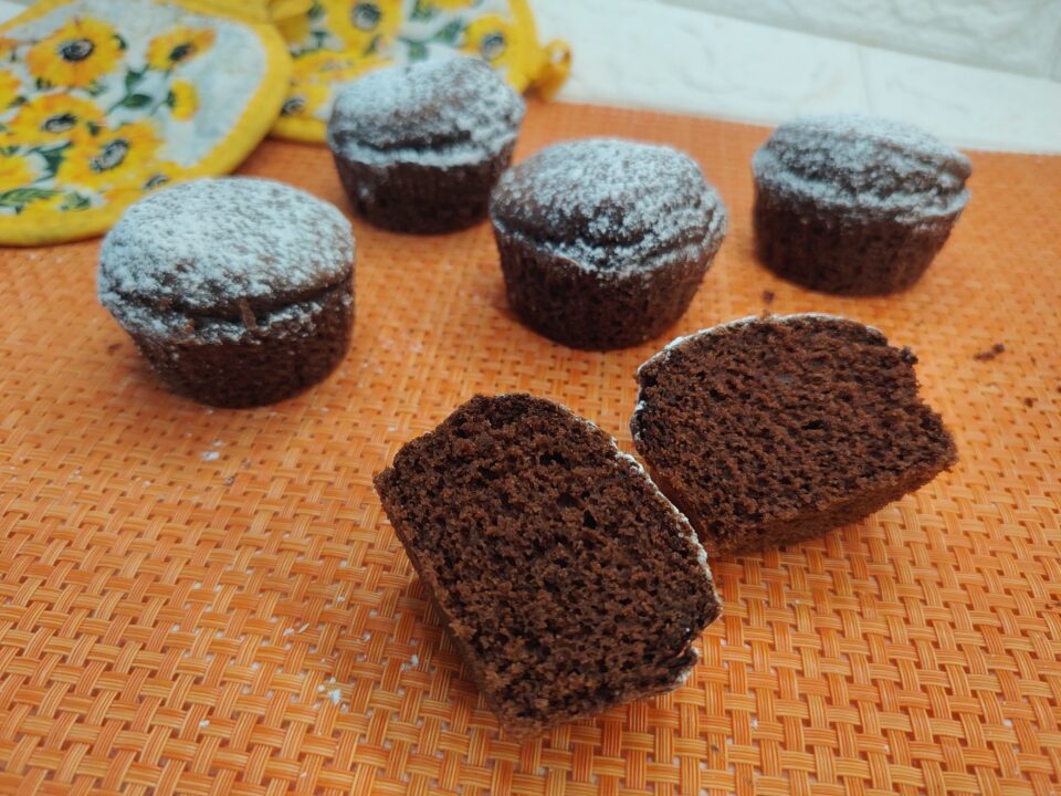 Mini tortine al cacao in friggitrice ad aria: ricetta senza uova e latte. Facilissime, golose e super soffici.