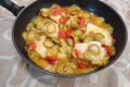 Baccalà in padella gustoso con zucchine e pomodorini