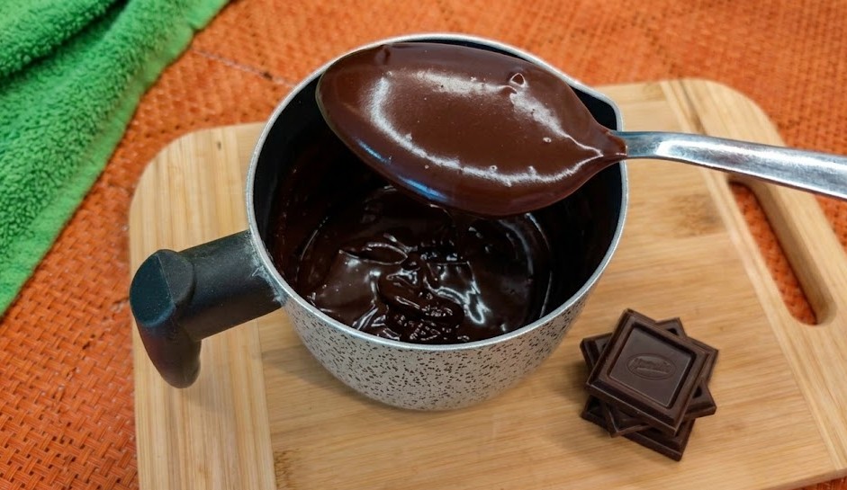 Ganache al Cioccolato: per una copertura morbida.