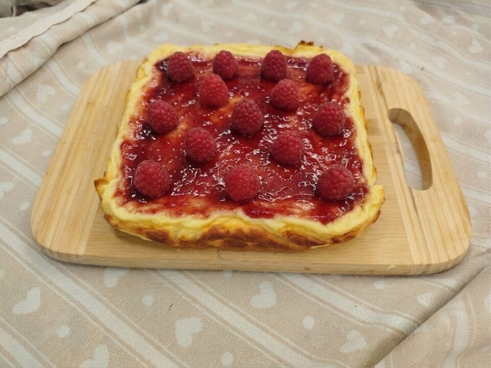 Torta cremosa allo yogurt e cioccolato bianco. Una bomba di gusto. Perfetta per colazione, merenda e per il dopo pasto.