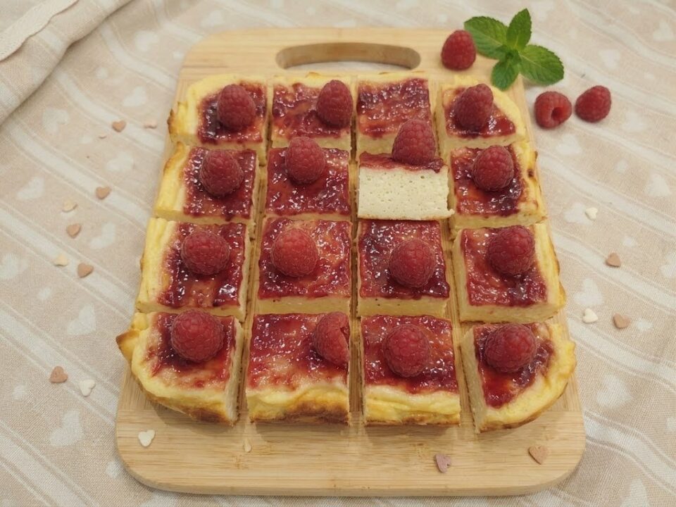 Torta cremosa allo yogurt e cioccolato bianco.
