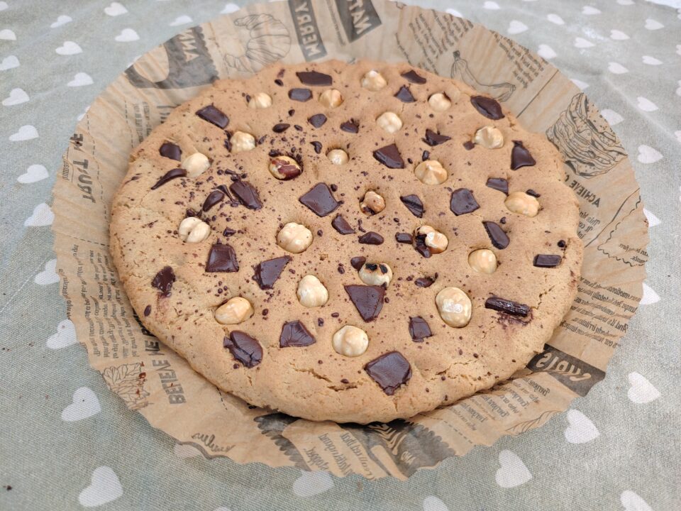 Biscottone Gigante in Friggitrice ad Aria (Senza Glutine).
Secondo voi, anche se fa caldo — decisamente troppo caldo per accendere il forno — potevo mai rinunciare alla mia colazione del mattino?