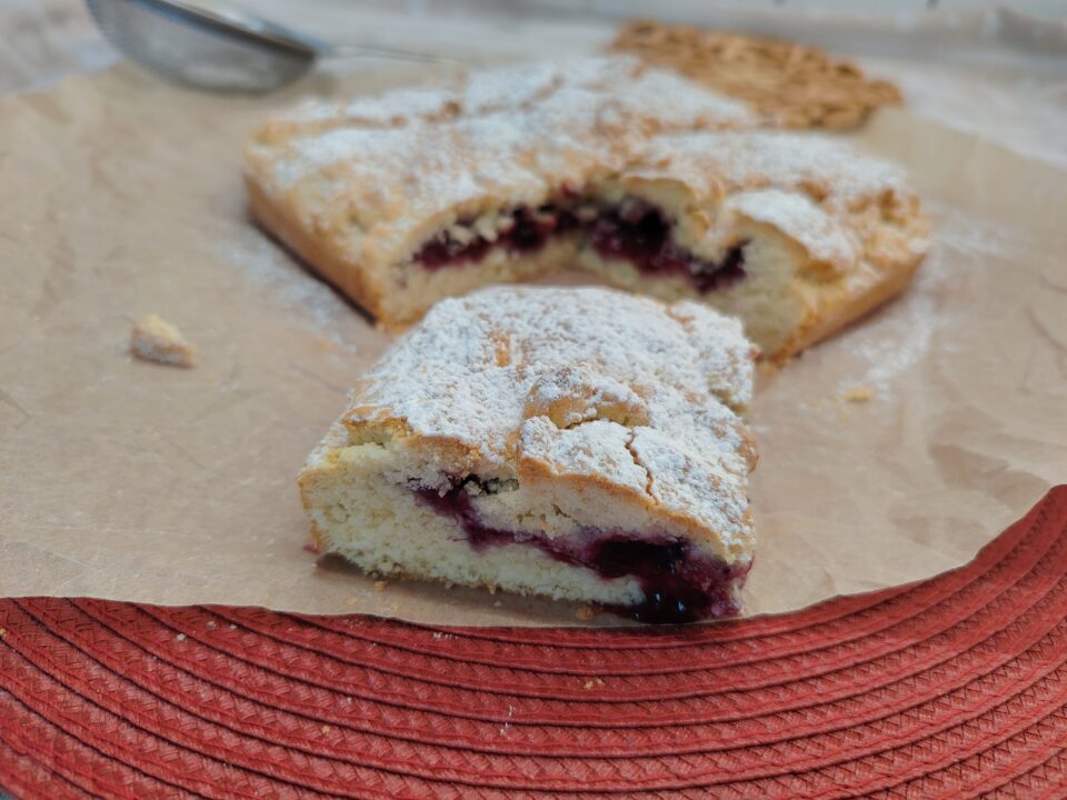 Prepariamo insieme una Torta Biscottata Morbida ripiena di confettura. Una variante fruttata e irresistibile della mia frolla morbida. 
