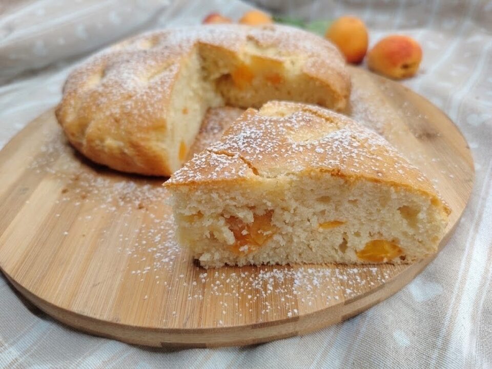 Torta soffice al latte e albicocche: la ricetta semplice e genuina