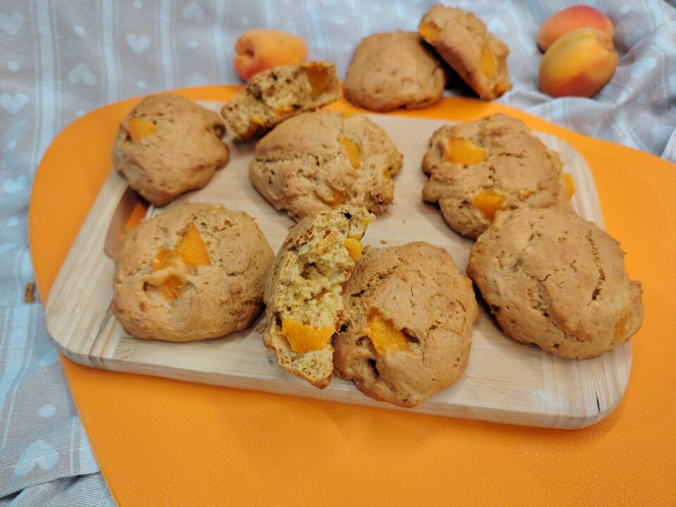 Biscotti morbidi alle albicocche al cucchiaio. 