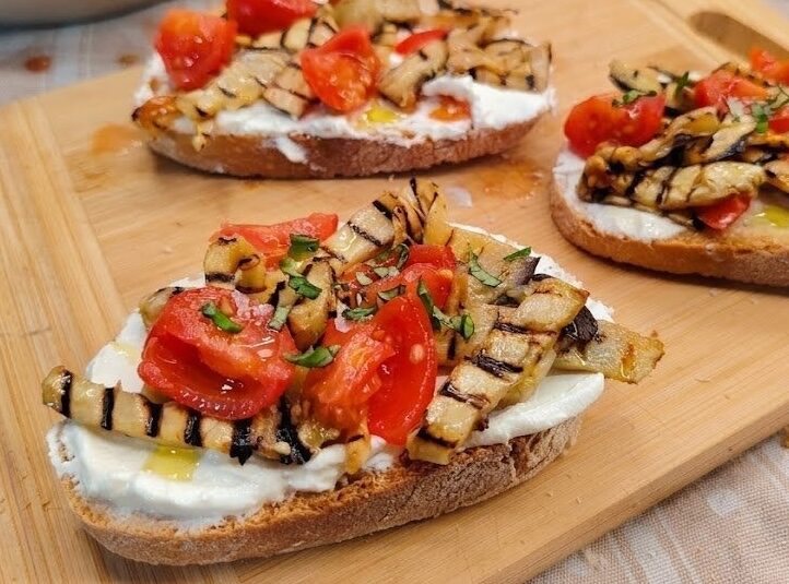 Bruschette Ricotta, Melanzane e Pomodorini. 