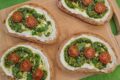 Bruschette sfiziose con formaggio pesto e pomodorini