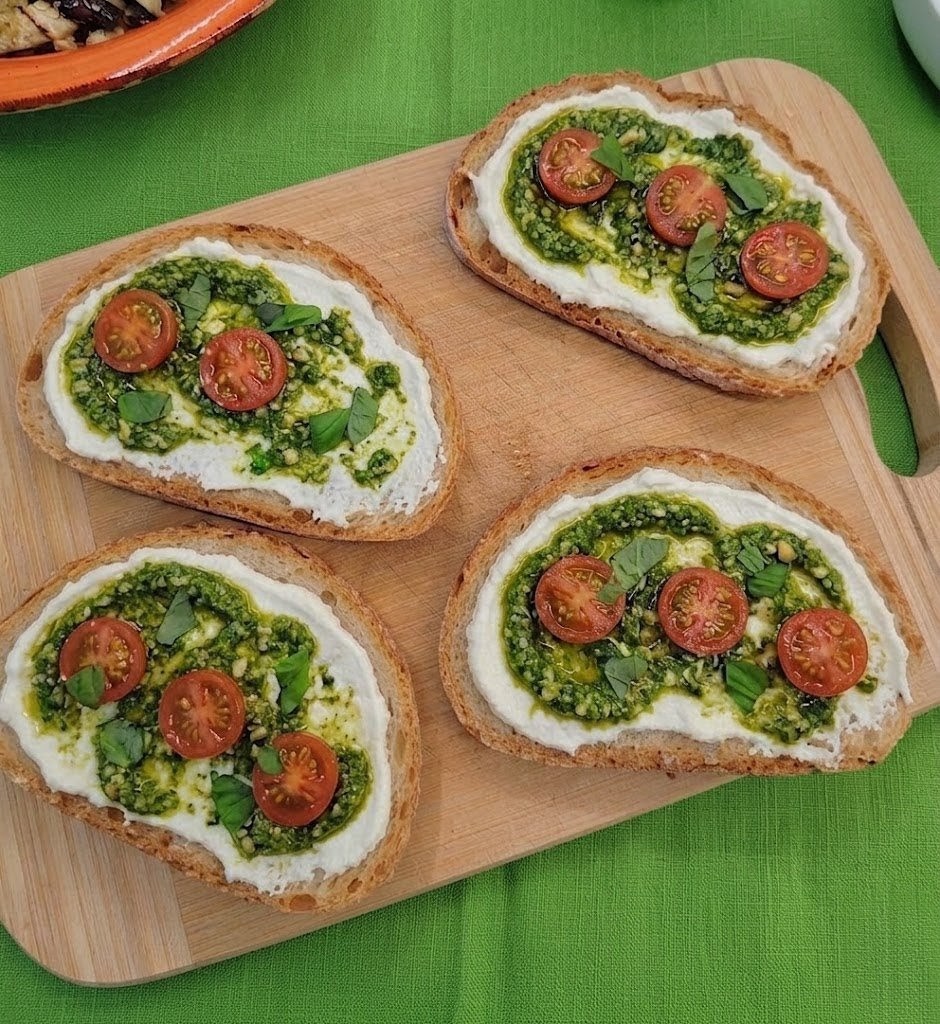 Bruschette sfiziose con formaggio spalmabile, pesto e pomodorini