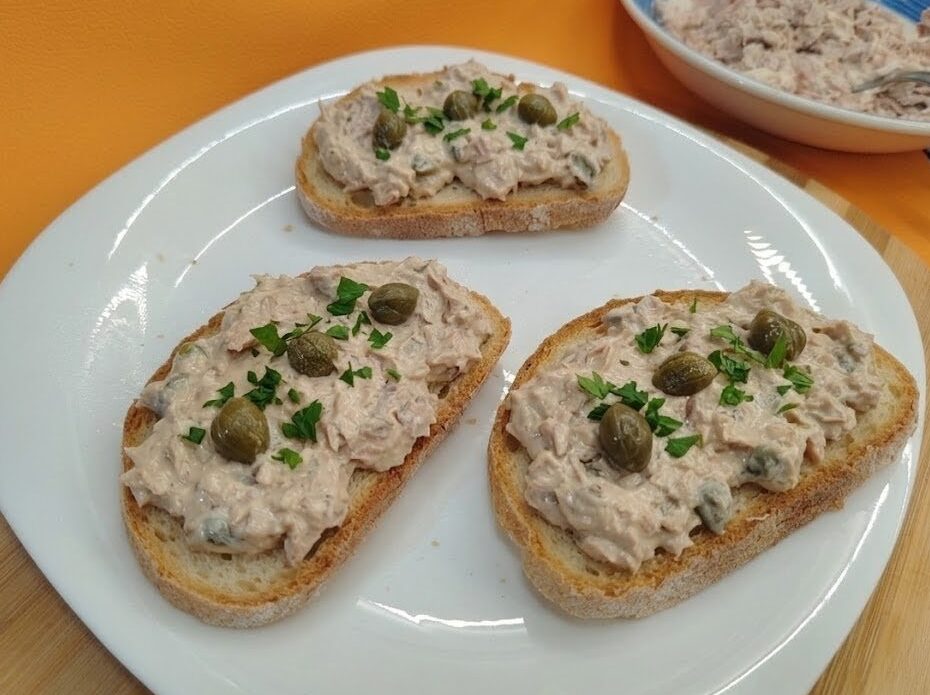 Bruschette con salsa tonnata senza maionese. 