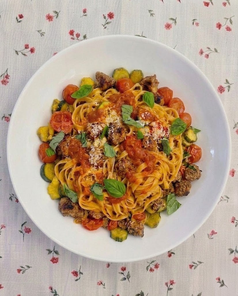 Tagliatelle Express con Salsiccia, Zucchine e Pomodorini: il salvapasto perfetto!