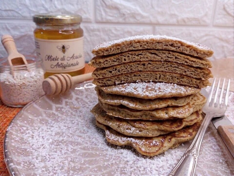 Pancake Soffici alla Ricotta e Avena: una ricetta facile, leggera e senza burro. Perfetti per una colazione sana, golosa e nutriente!