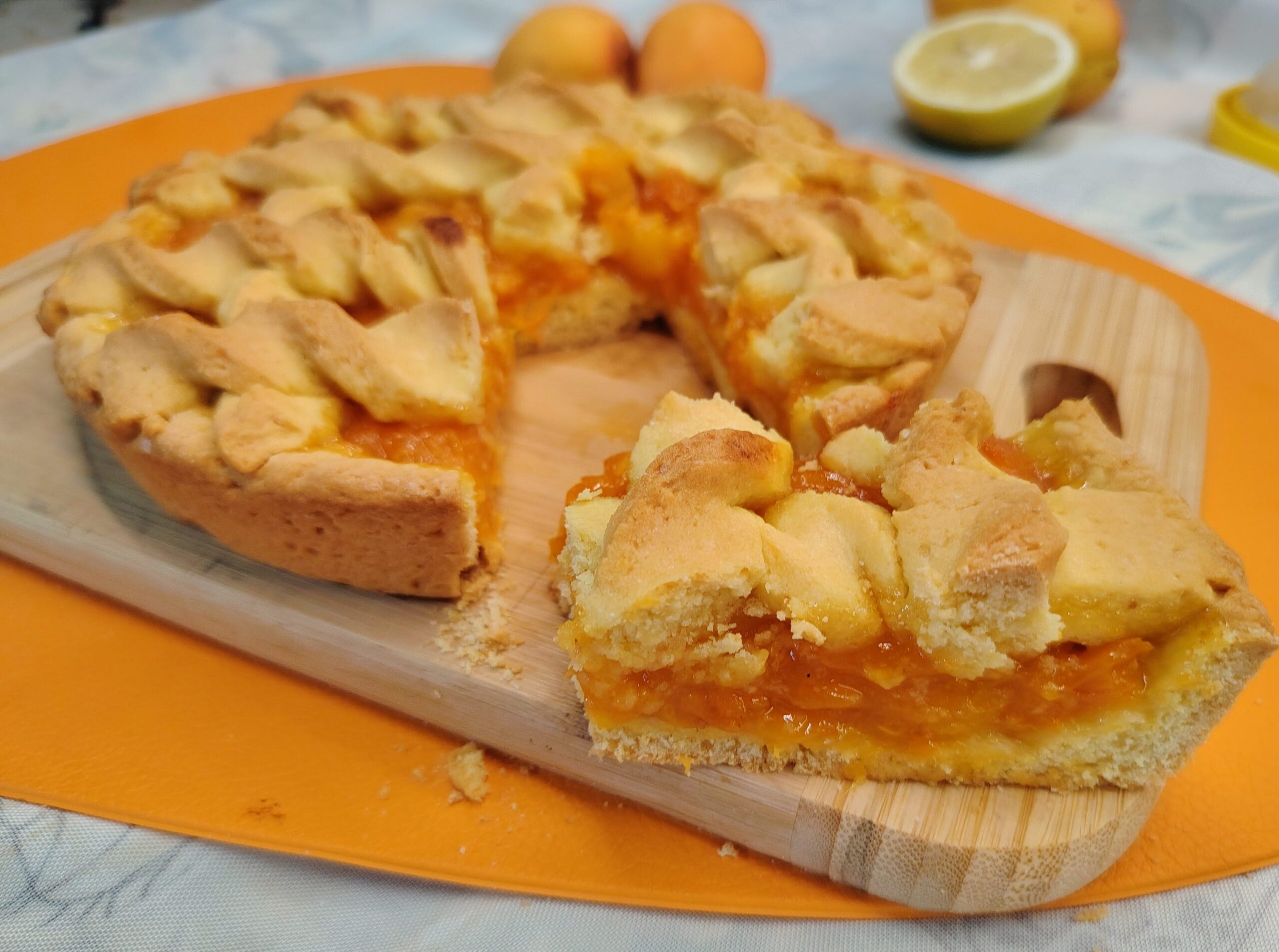 Crostata con Frolla all'Olio e Composta di Albicocche Fatta in Casa. 