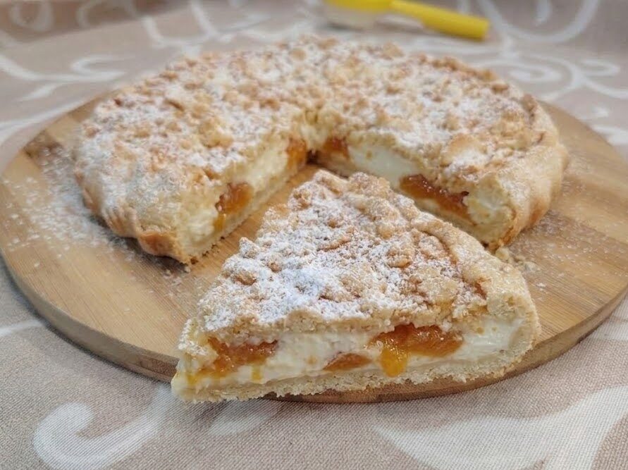Sbriciolata senza glutine con crema allo yogurt e albicocche.