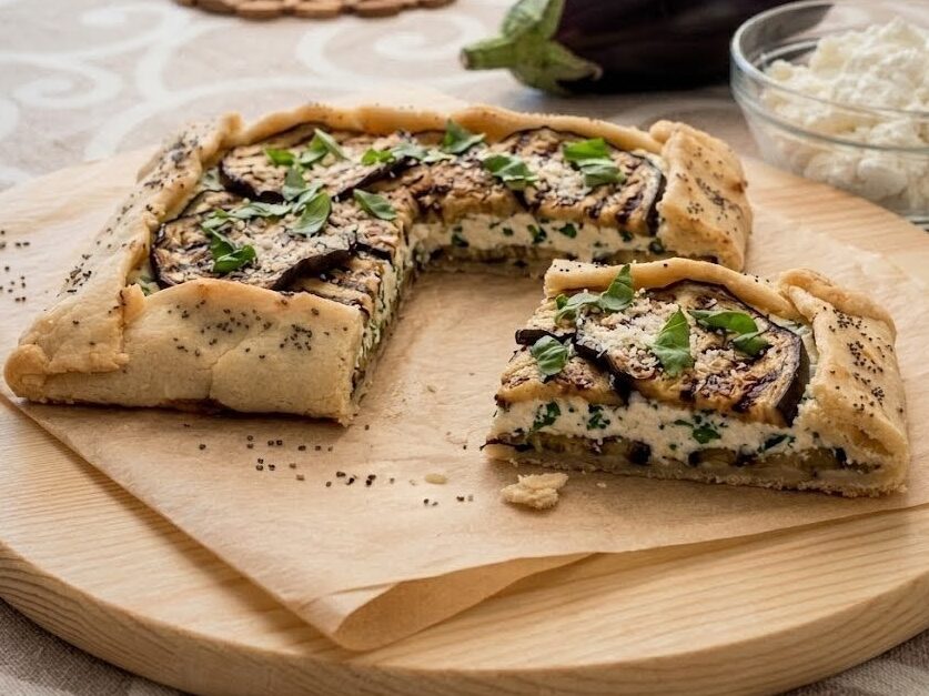 Torta salata con ricotta e melanzane (senza glutine).