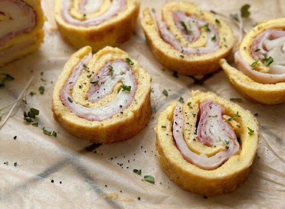 Il rotolo di frittata farcito con prosciutto cotto e formaggio è il mio supereroe.
È una di quelle ricette "salva-cena" che non delude mai. 