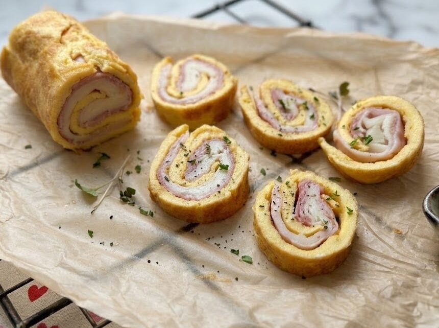 Il rotolo di frittata farcito con prosciutto cotto e formaggio è il mio supereroe.
È una di quelle ricette "salva-cena" che non delude mai. 