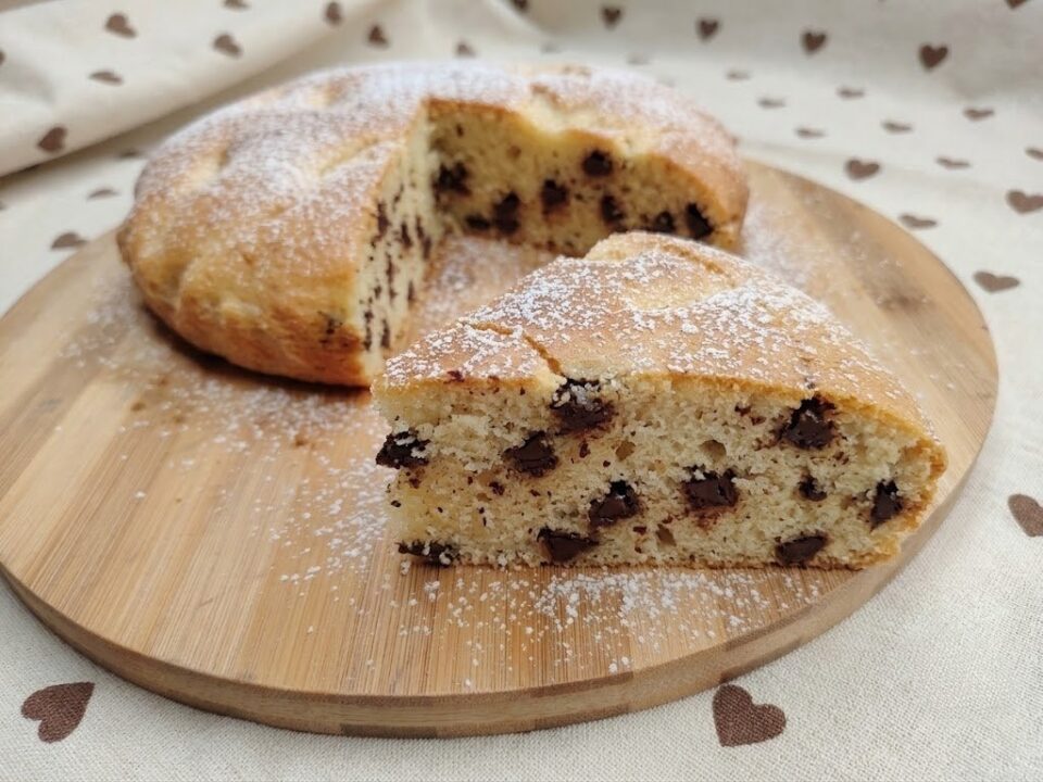 Torta da colazione al latte e cioccolato. Oggi voglio proporvi una ricetta super semplice ma dal successo assicurato: una torta da colazione incredibilmente morbida.