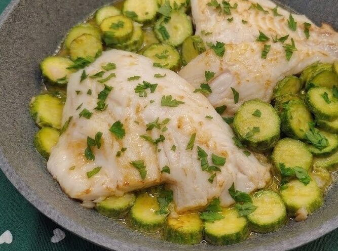 Filetto di persico con zucchine in padella: la ricetta leggera e saporita.