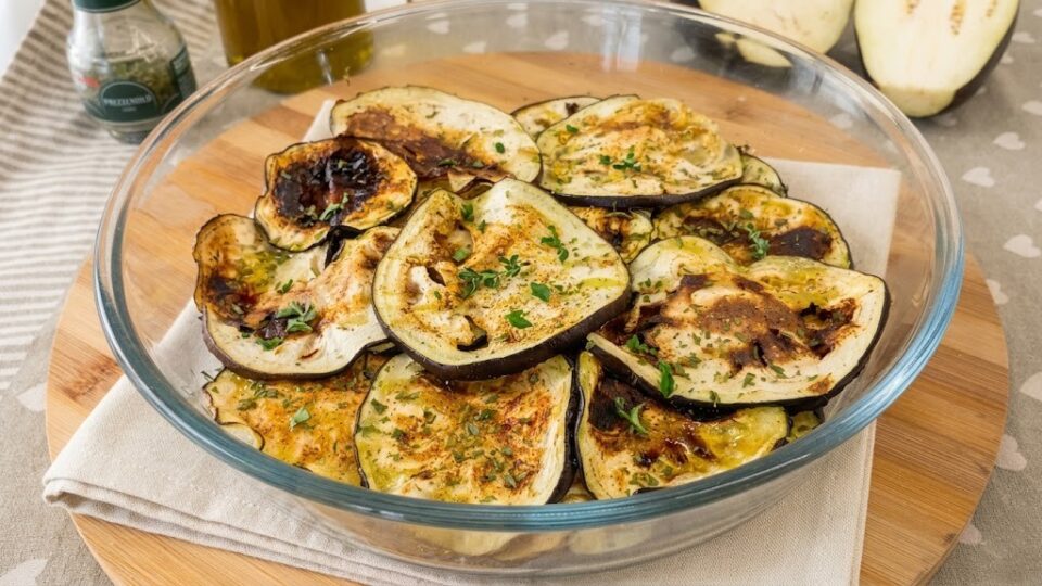 Le melanzane marinate sono un grande classico della cucina mediterranea, ideali per chi cerca un contorno saporito ma allo stesso tempo salutare. 
