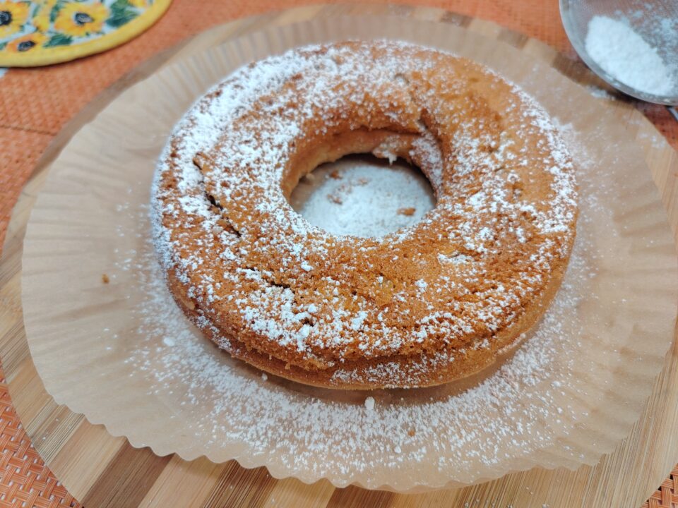 Ciambellone Nuvola in friggitrice ad aria: una ricetta di una comodità pazzesca, morbidissima e pronta in un lampo. Scoprila subito!