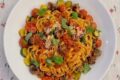 Tagliatelle con zucchine pomodorini e salsiccia