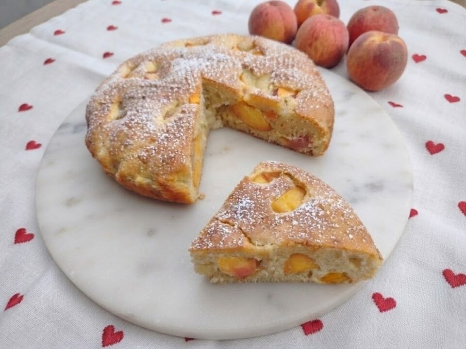 Cerchi un dolce facile e goloso? Prova questa torta morbida alle pesche, soffice e perfetta per la colazione di tutta la famiglia!