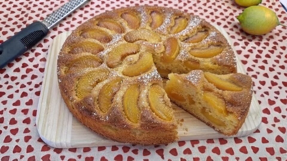 Torta all'Acqua e Pesche: Il Dolce Estivo Pronto in Un Minuto. 
Se cerchi un dolce soffice, leggerissimo e che si prepara senza sforzo, la torta all'acqua e pesche è la risposta perfetta. 
