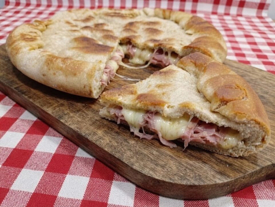 Focaccia in padella con prosciutto e mozzarella: la ricetta salva-pasto.