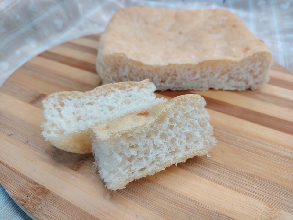 Focaccia senza glutine soffice come una nuvola: la ricetta facilissima e infallibile.