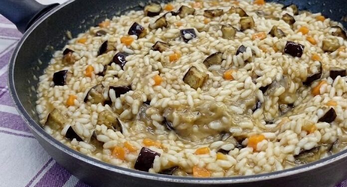 Risotto alle melanzane facilissimo. 
Cremoso, avvolgente e incredibilmente semplice. 