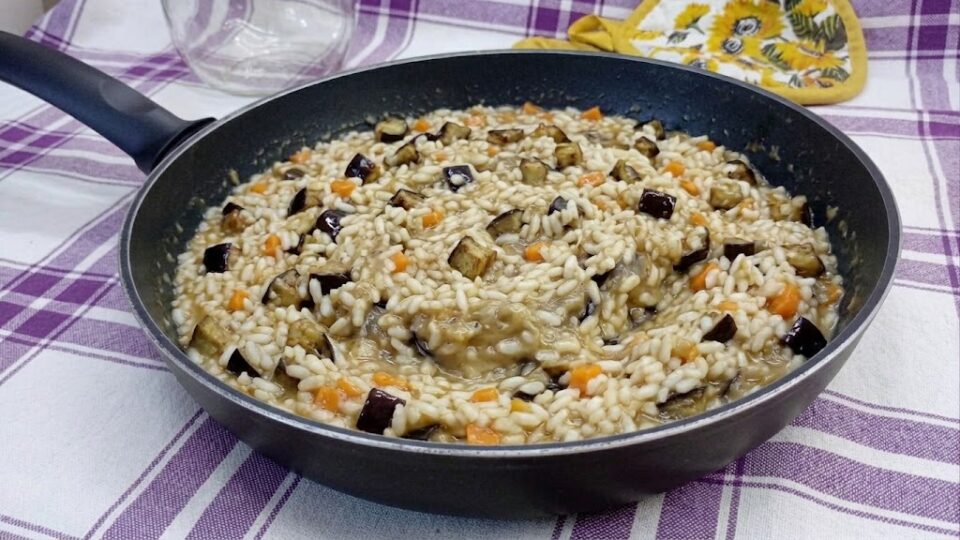 Risotto alle melanzane facilissimo. 
Cremoso, avvolgente e incredibilmente semplice. 