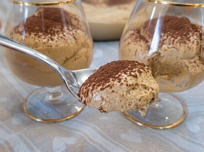 Questa crema al caffè  con pochi e semplici ingredienti è semplicemente pazzesca: soffice, spumosa e con quella consistenza avvolgente da vera mousse.