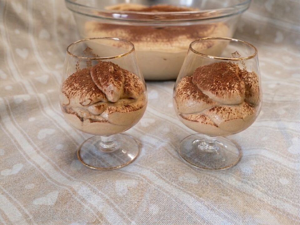 Questa crema al caffè  con pochi e semplici ingredienti è semplicemente pazzesca: soffice, spumosa e con quella consistenza avvolgente da vera mousse.