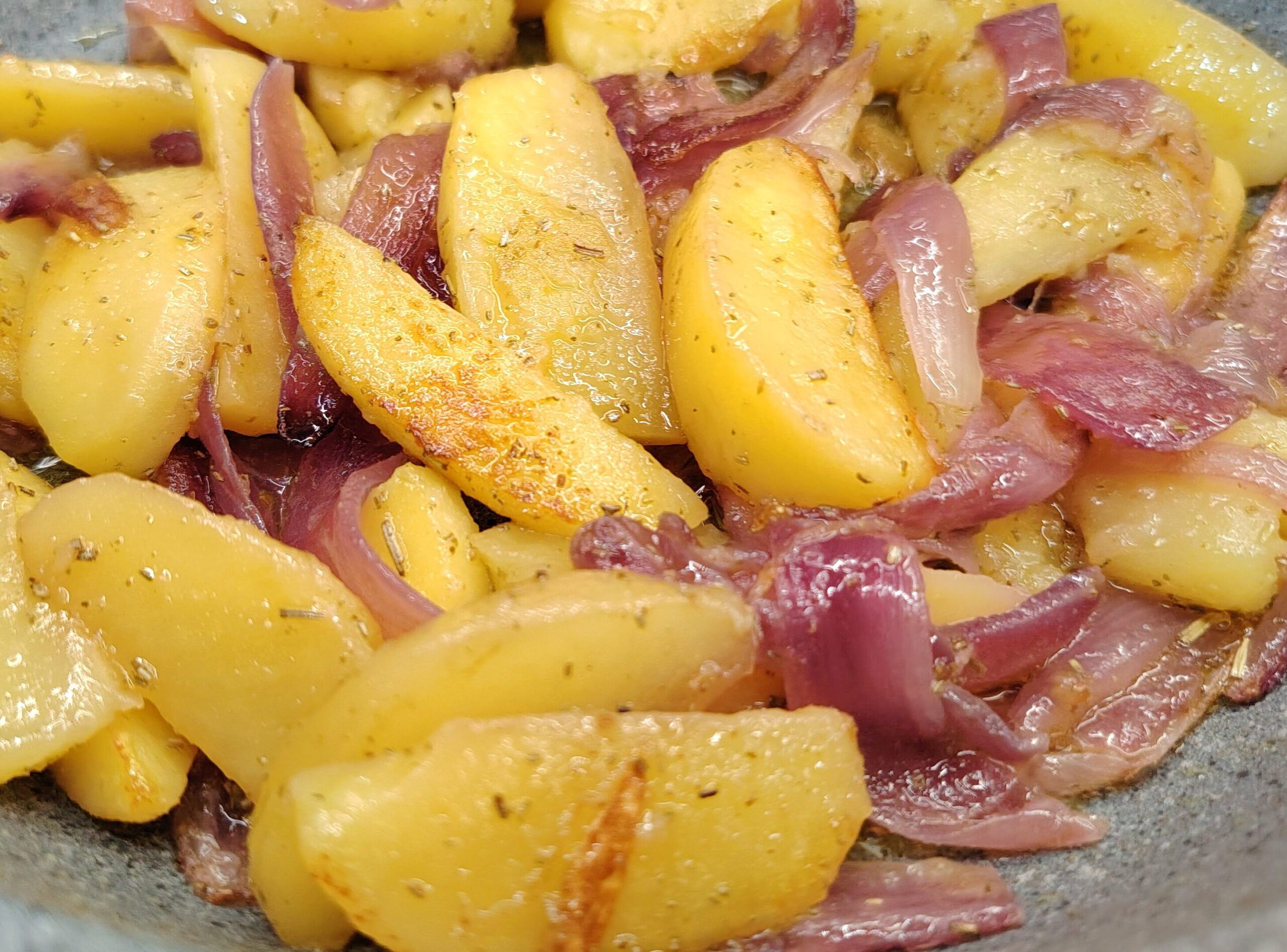Le patate e cipolla in padella che non si sfaldano a casa mia vanno letteralmente a ruba ogni volta che le preparo! Sono il mio classico salva pranzo e salva cena.