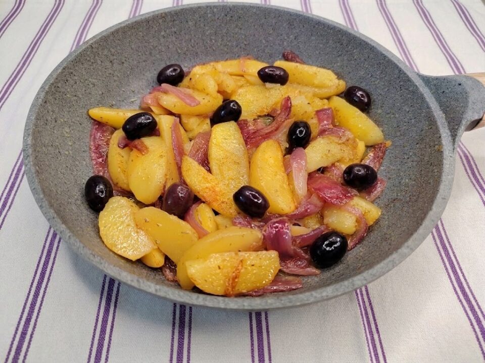 Le patate e cipolla in padella che non si sfaldano a casa mia vanno letteralmente a ruba ogni volta che le preparo! Sono il mio classico salva pranzo e salva cena.