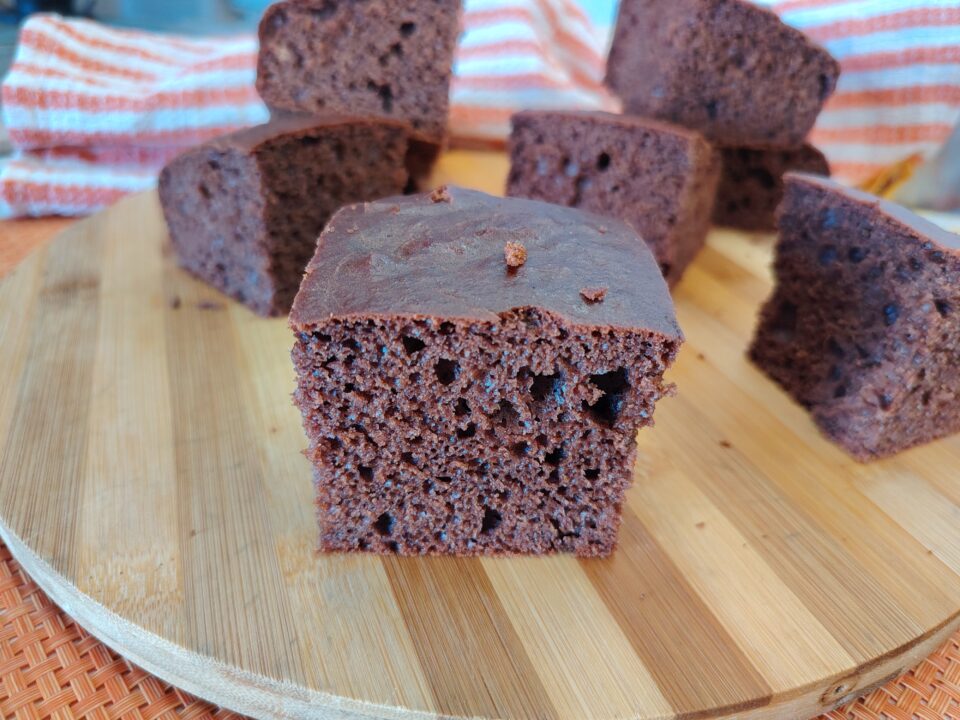 Torta Soffice al Cacao e Yogurt Greco: Ricetta Facile e Golosa per la Colazione. Condivido con voi un dolcetto semplice e super soffice.