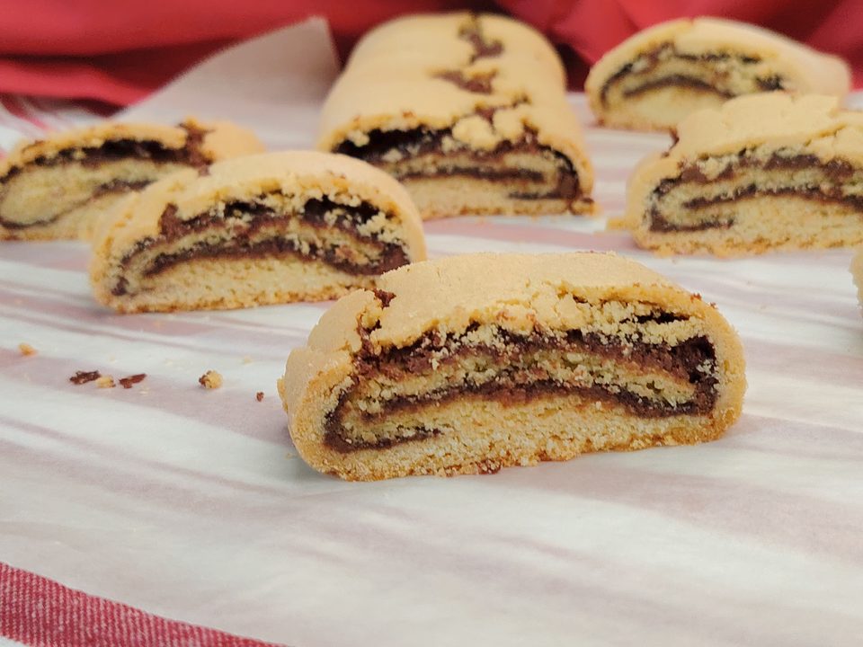 Biscotti arrotolati con frolla all'olio.