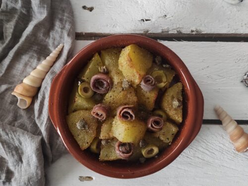 Patate sabbiose con olive capperi e acciughe di Cantabrico