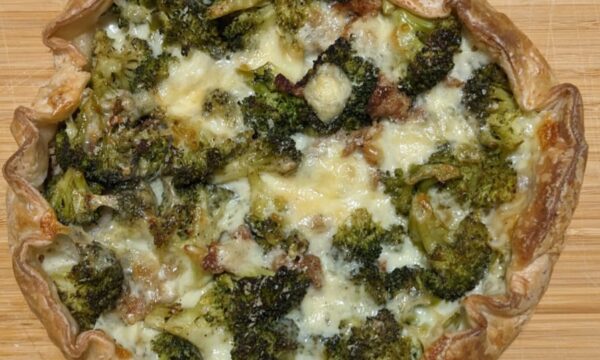 Torta salata con broccoli, salsiccia e provola