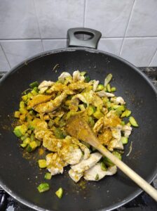 pollo al curry aggiunta di spezie