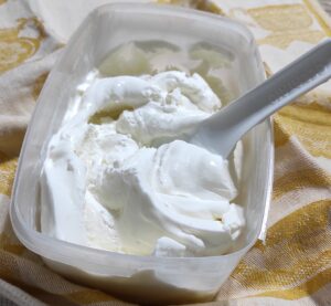 gelato allo yogurt in vaschetta