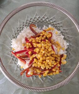 insalata di riso aggiunta di ingredienti al riso