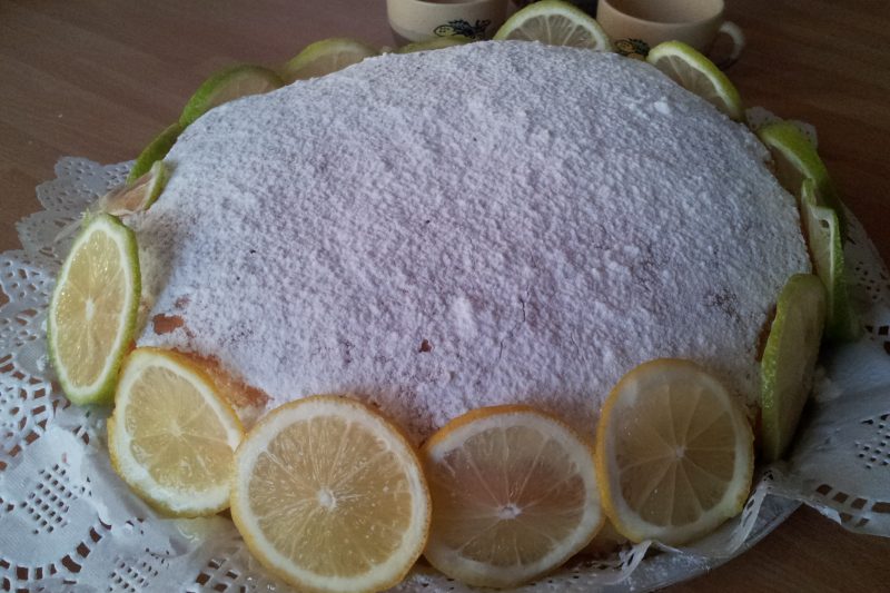 Torta al limone ripiena di crema al limone