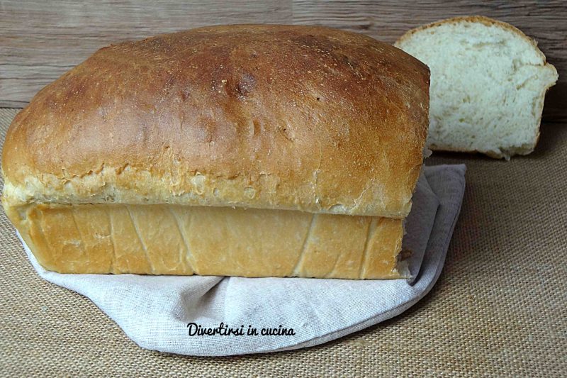 Pane in cassetta con lievito madre