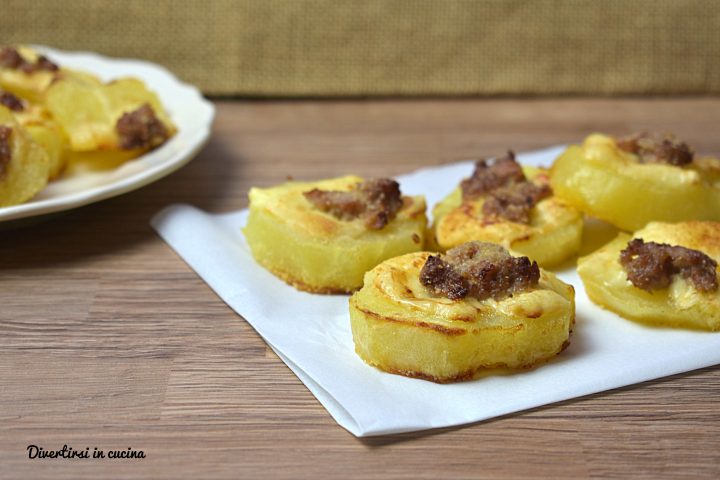 Patate al forno con salsiccia ed emmental